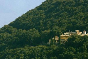 Puedes tener tu fiesta de cumpleaños en este antiguo monasterio italiano, Pero primero tienes que encontrarlo 