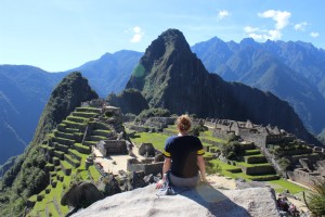 Olhando do topo do mundo em Machu Picchu 