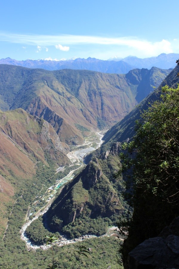 Mirando hacia abajo desde la cima del mundo en Machu Picchu 