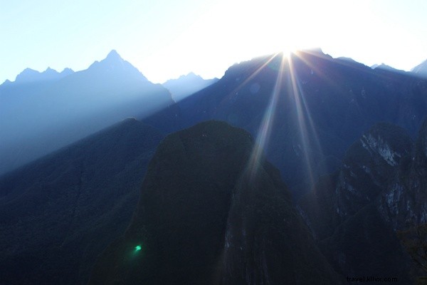 Melihat ke Bawah dari Puncak Dunia di Machu Picchu 