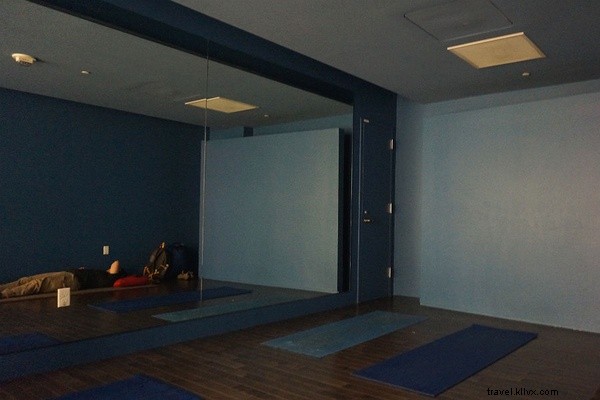 ¿Quién sabía siquiera que los aeropuertos tenían salas de yoga? 