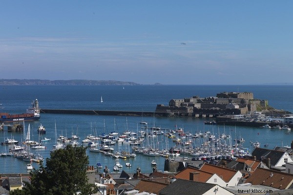 A ensolarada Califórnia encontra a sombria Grã-Bretanha em Guernsey 