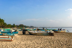 Três filhos, Dois pais, e um Tuk-Tuk se divertem muito no Sri Lanka 