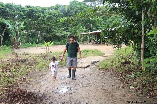 何でも可能です：この家族は彼らの幼児をアマゾンの熱帯雨林に連れて行きました 