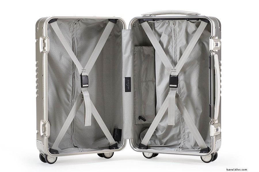 Esta elegante maleta se disculpa por su atuendo informal de viaje 