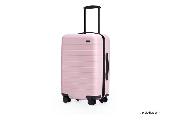 トレンドの旅：スーツケースに詰めるピンクの10の物 