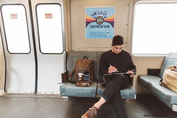 Viaje com mais inteligência:a mochila que funciona como um escritório móvel 