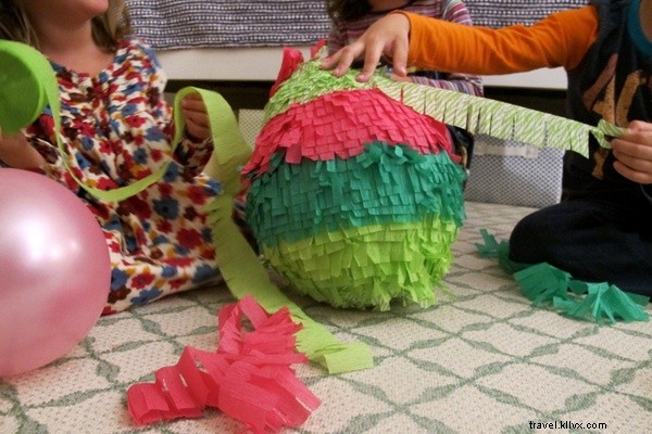 Voyager à la maison :comment faire une piñata 