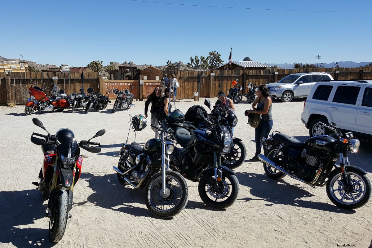 最大のすべての女性のオートバイの乗り物は西に行きます 