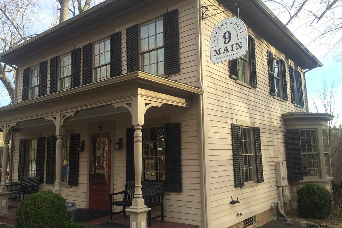 Retail Therapy attend dans une petite ville du Connecticut 