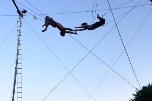 Aku Gadis Muda yang Berani di Trapeze Terbang 