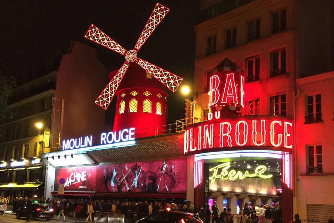 Attenzione alle bolle e ai nudi al Moulin Rouge 
