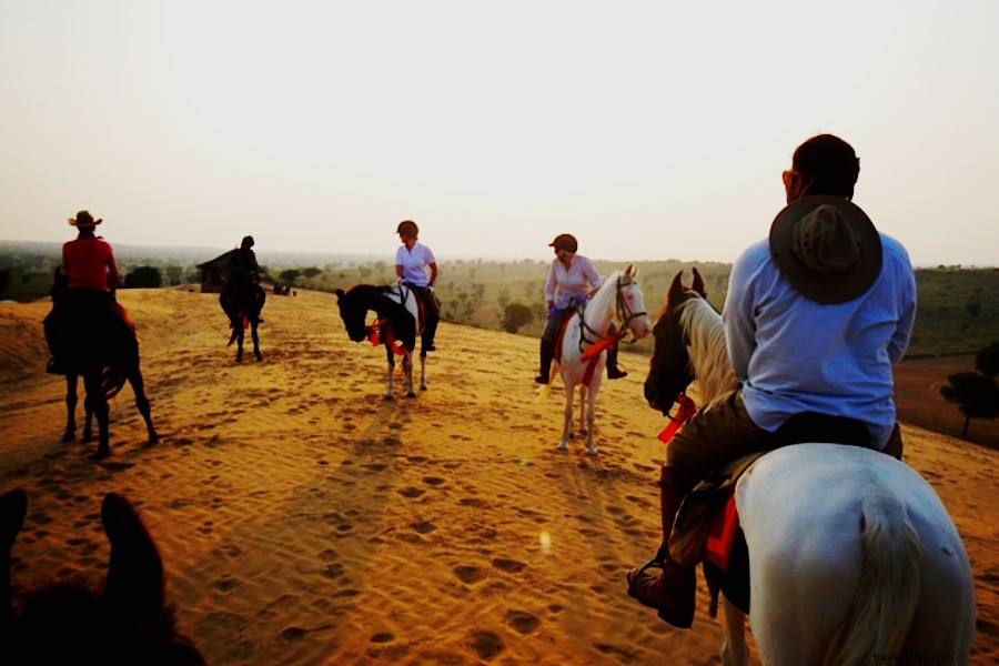 Montar caballos por la humanidad en la India 
