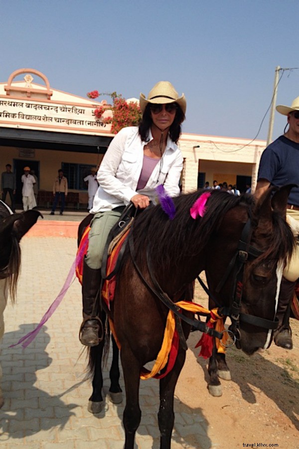 In sella a cavalli per l umanità in India 