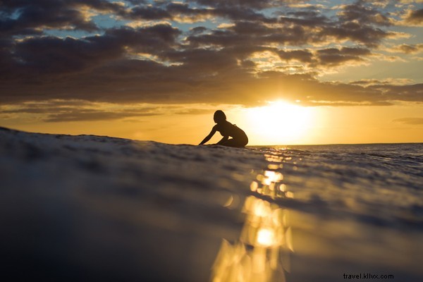 Faites une pause :surfez à Waikiki avec Kelia Moniz 