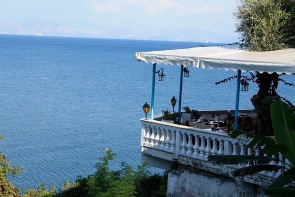 Menemukan Tavernas Terbaik, Pantai, dan Pohon Ara di Corfu 