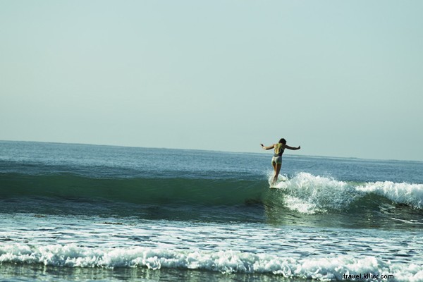 Faites une pause :surfez à Biarritz avec Kassia Meador 