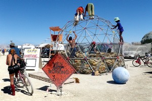 Los ladrones son gente simpática drogados en Burning Man 