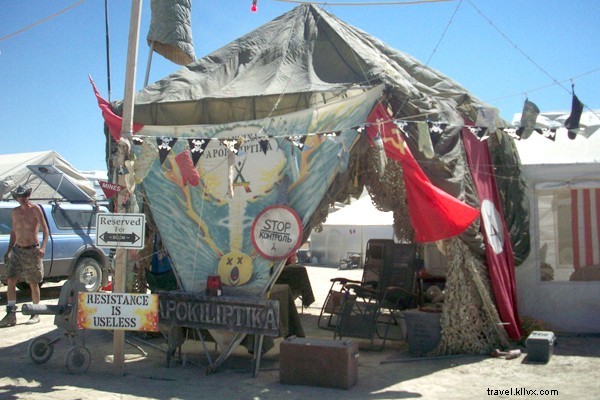 Os ladrões são apenas pessoas simpáticas nas drogas em Burning Man 