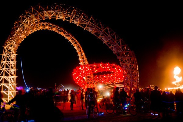 Los ladrones son gente simpática drogados en Burning Man 