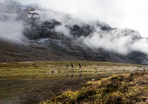 霧深い山々の写真の下のハイカー 