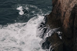 Griffe de vagues mousseuses à la base d une photo de falaise 