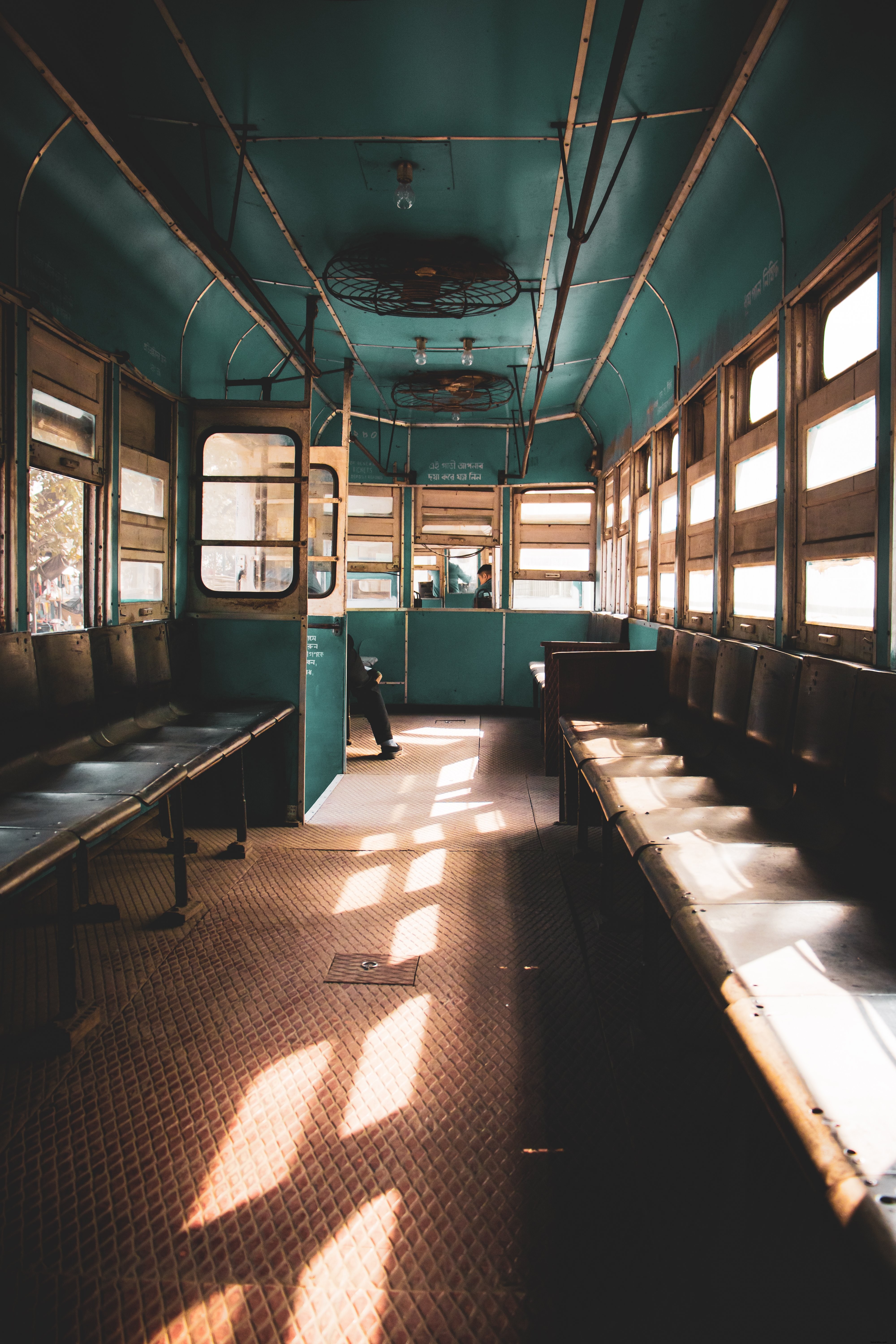 Interior de una foto de autobús azul aguamarina 