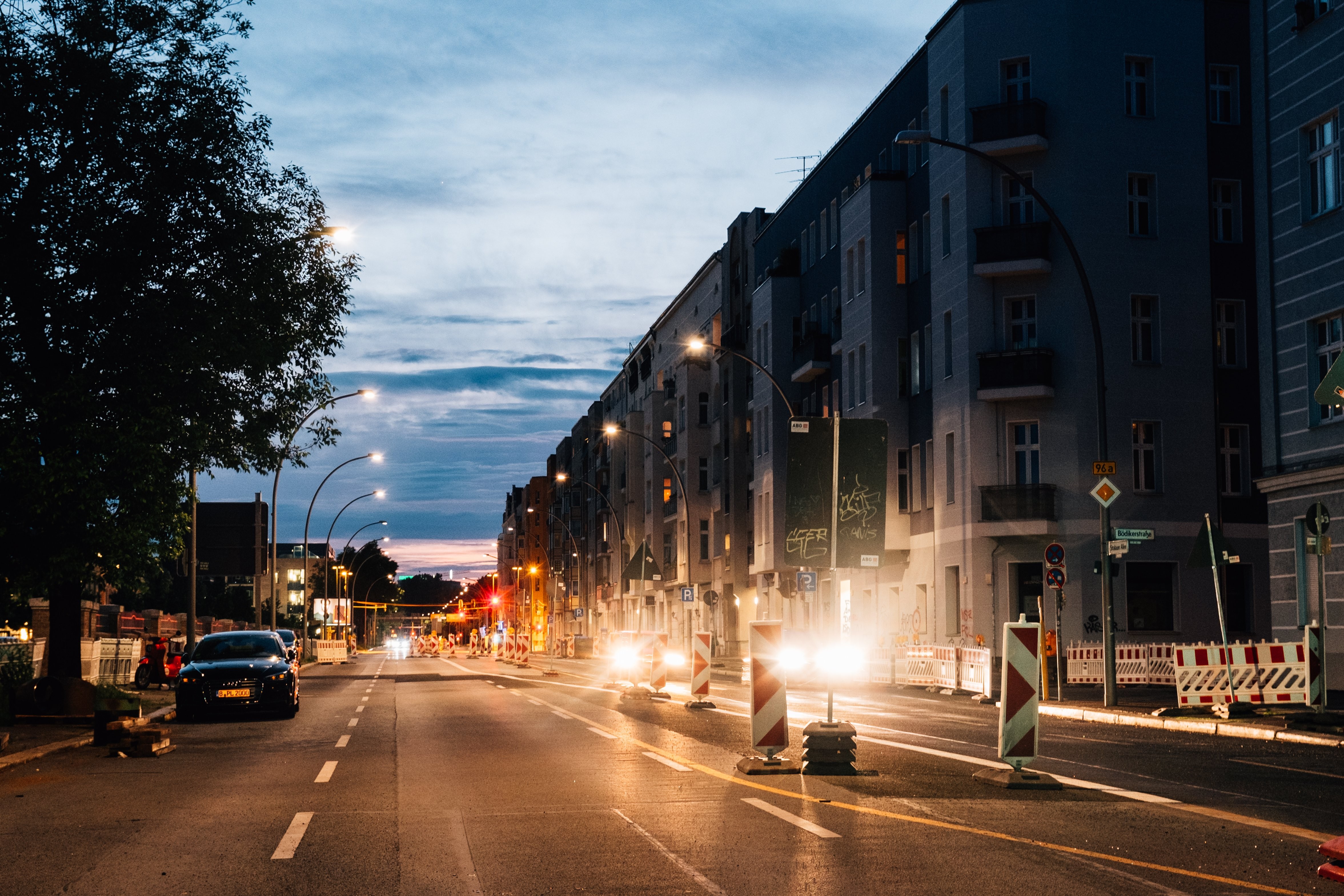 Foto de luzes brilhantes na rua urbana à noite 