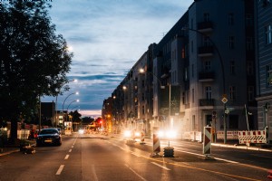 Foto de luzes brilhantes na rua urbana à noite 