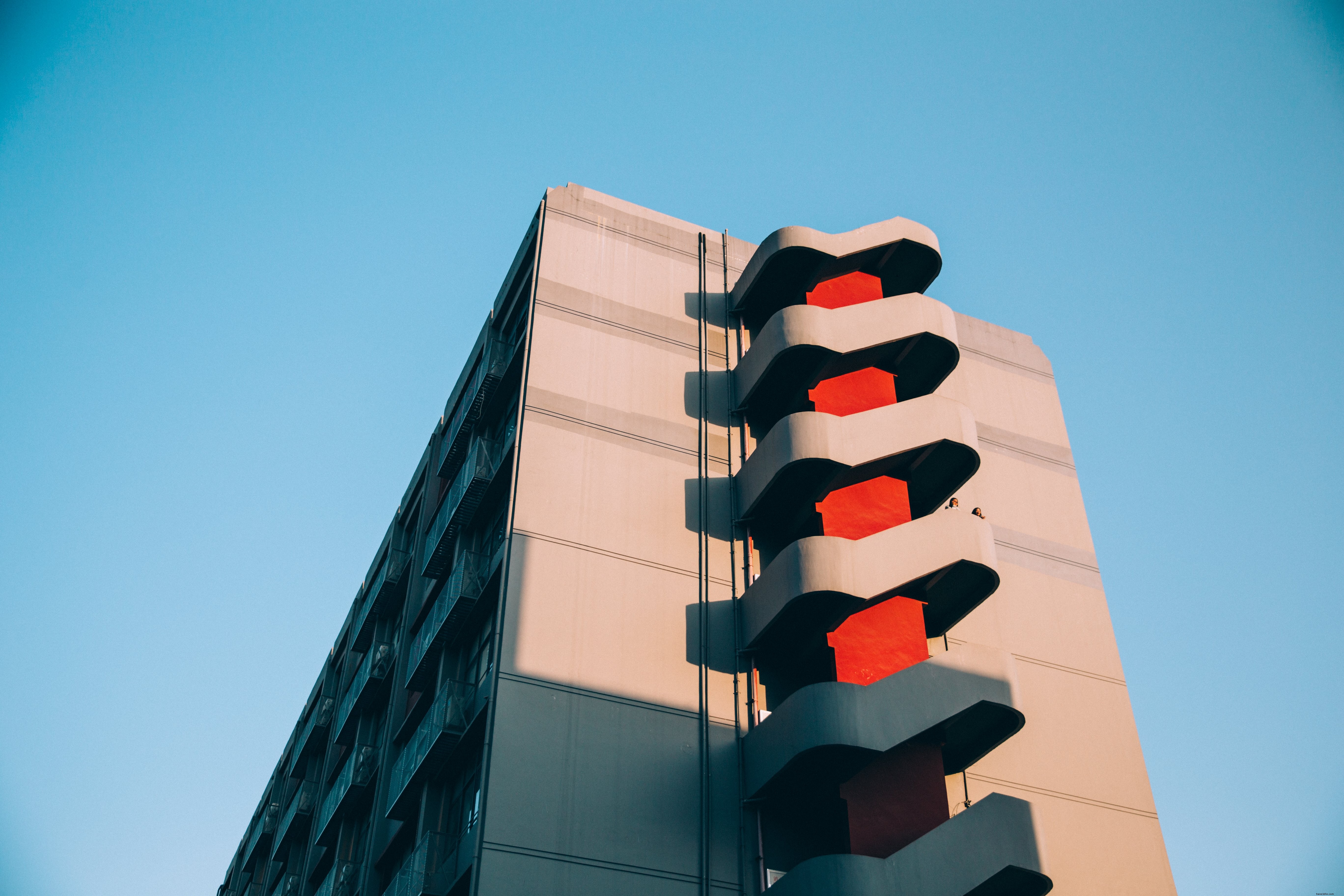 Foto de arquitetura moderna moldada à luz do sol 