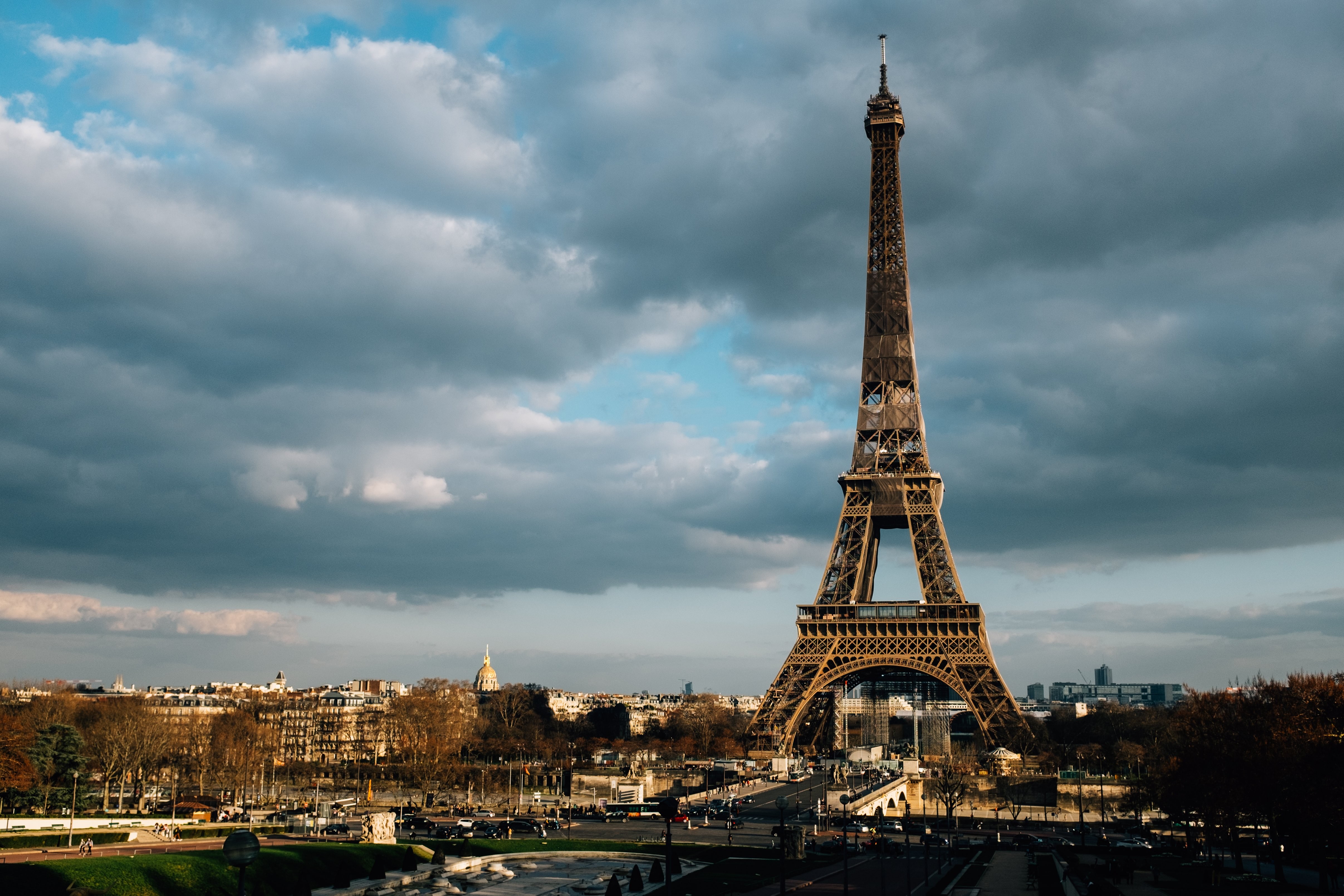 A Torre Eiffel atinge o alto contra a cidade de Paris Foto 