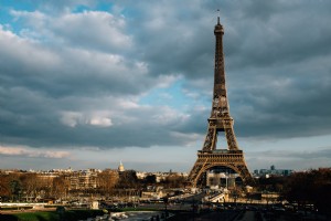 A Torre Eiffel atinge o alto contra a cidade de Paris Foto 