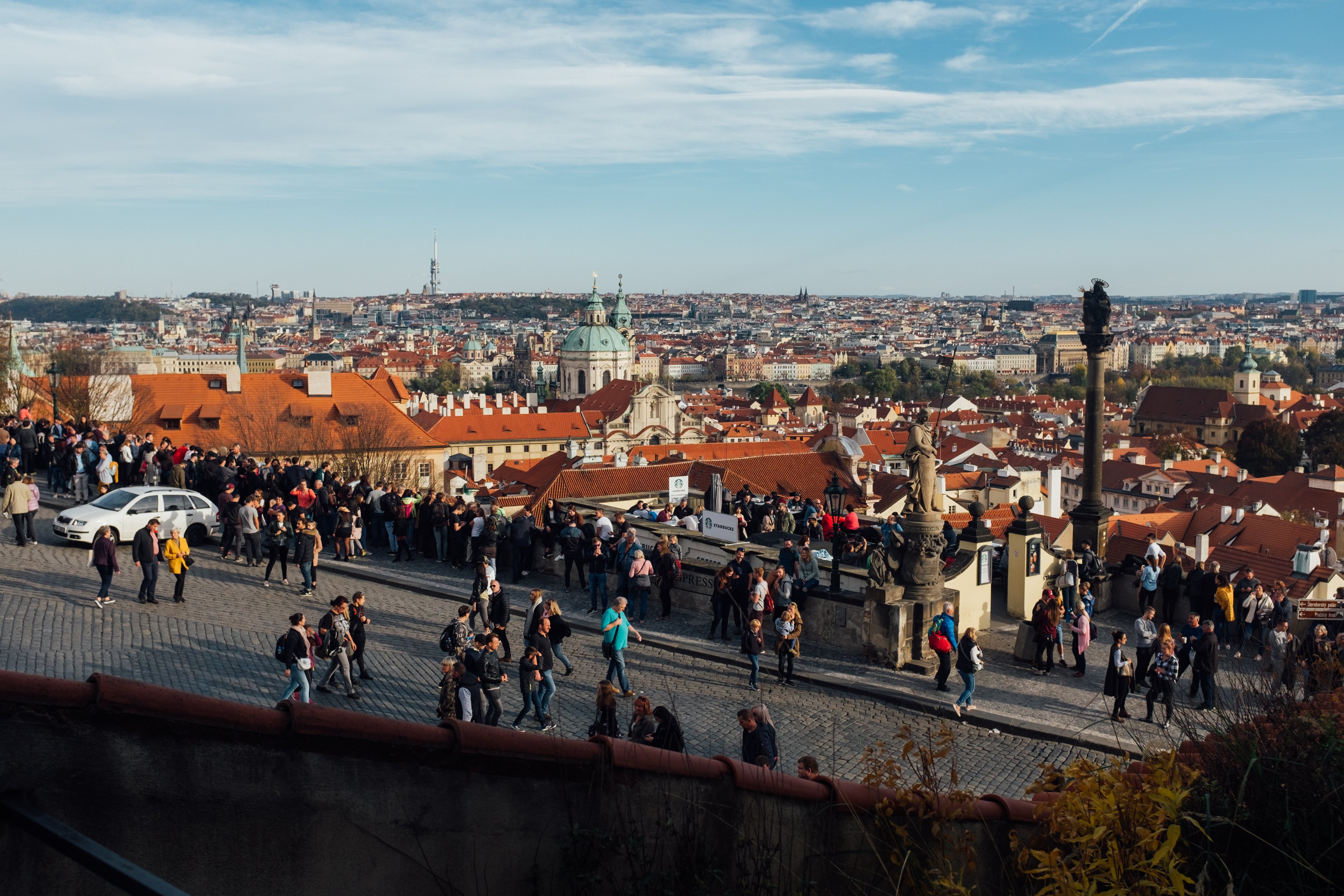 Turis Mendaki Melalui Foto Kota 