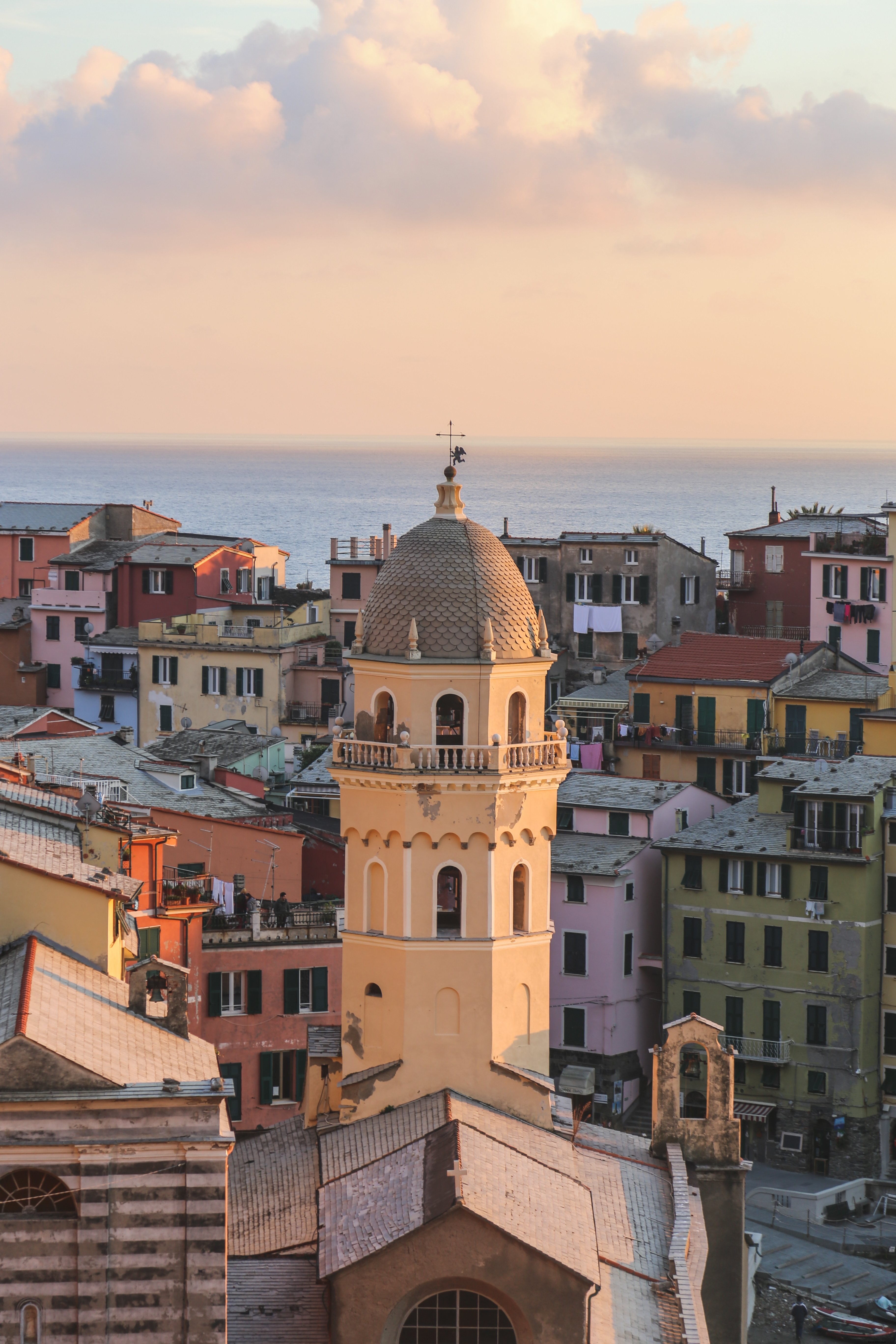 教会の建物はヴェルナッツァイタリアの写真を見渡す 