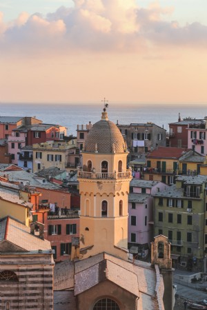 Foto del edificio de la iglesia con vistas a Vernazza Italia 