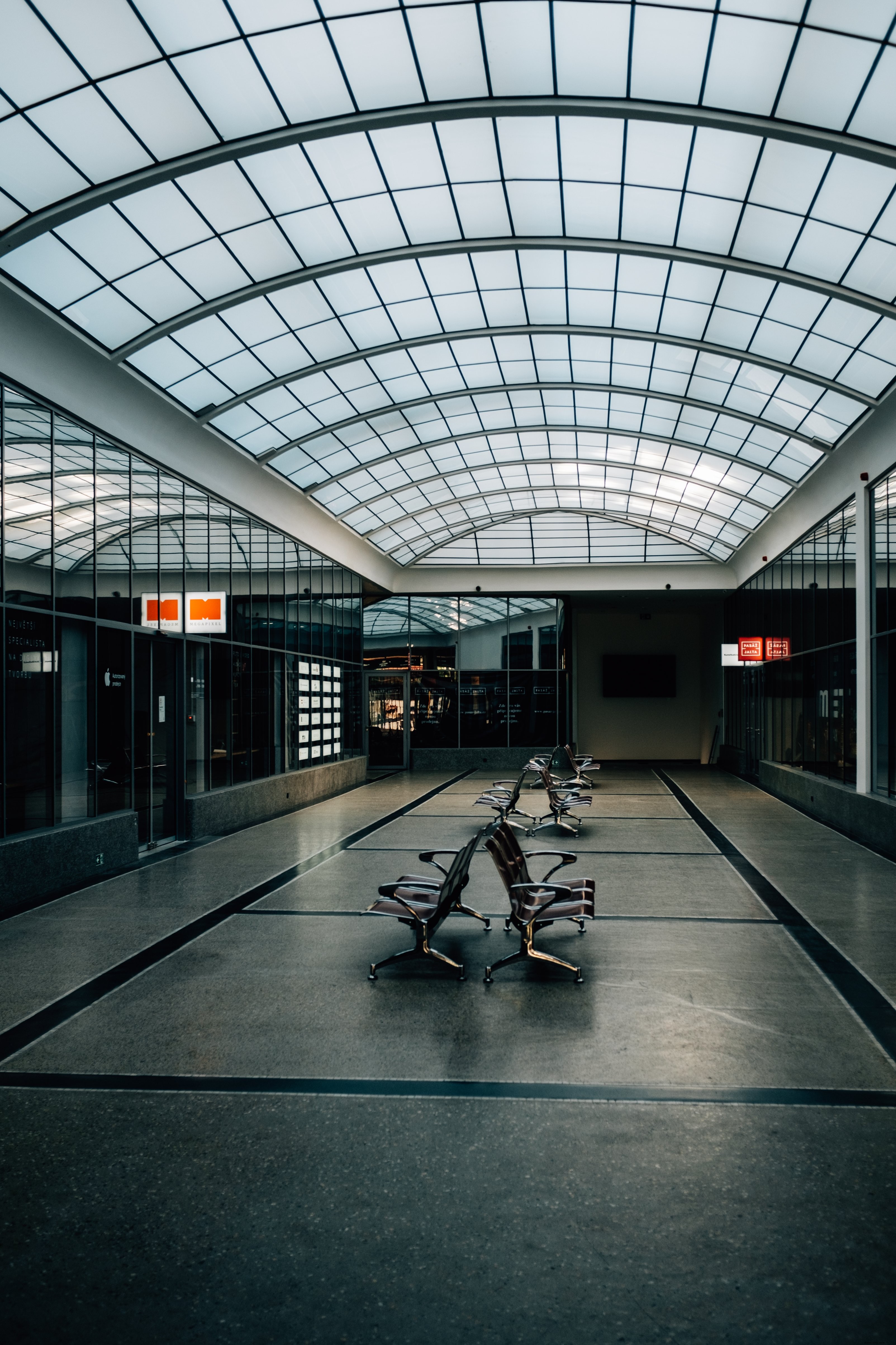 空の駅の空いている椅子の写真 