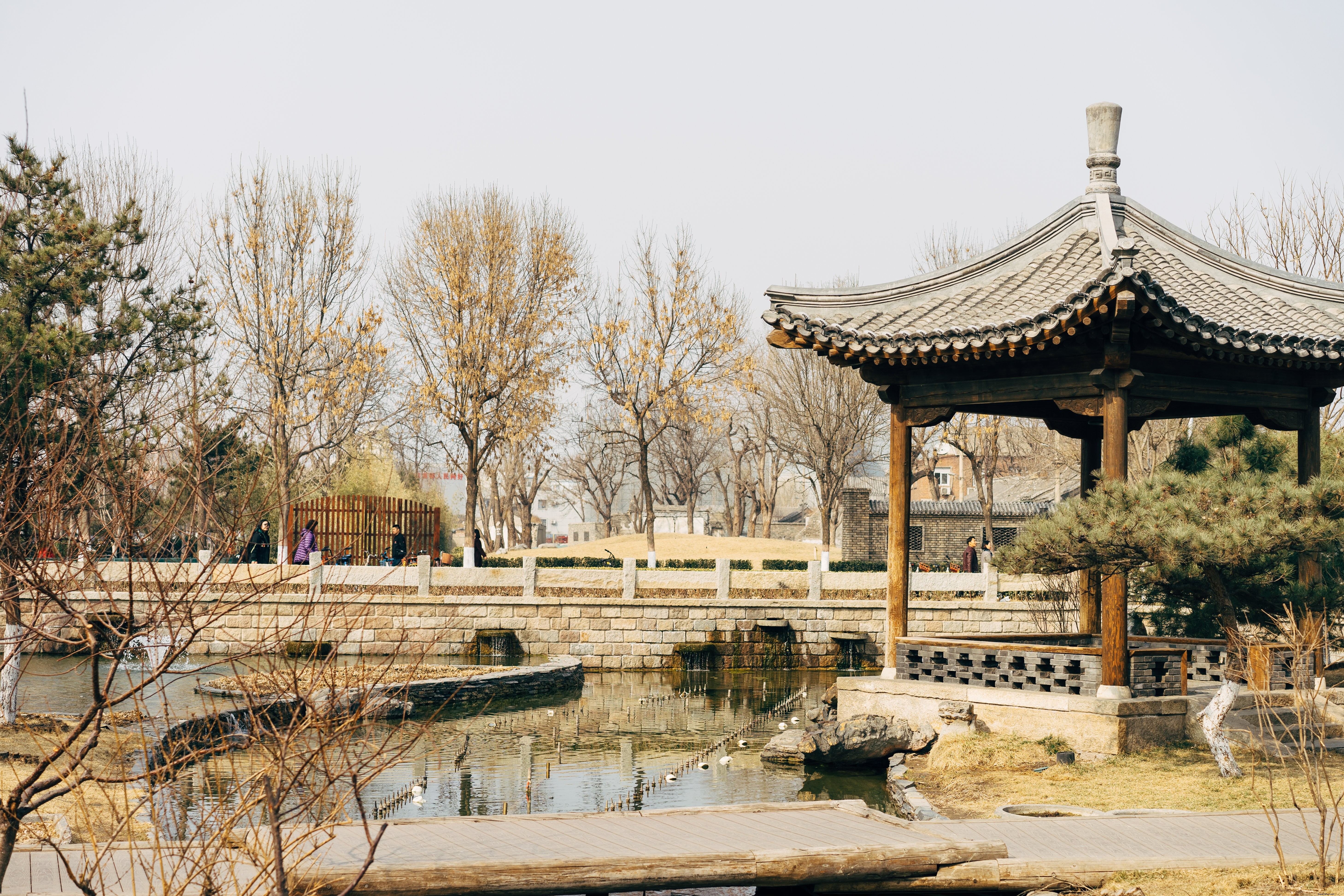 古代中国の寺院と橋の写真 