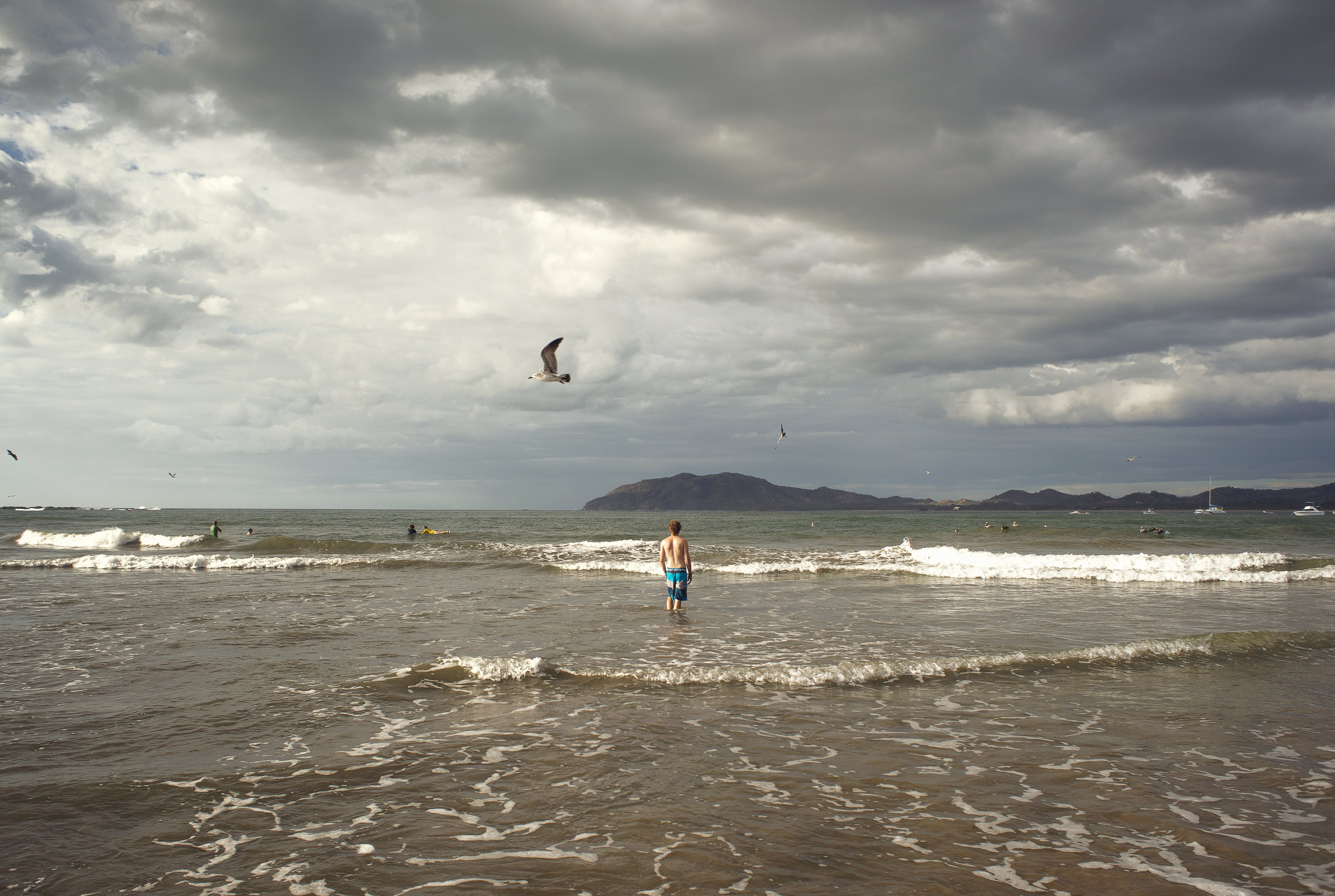 Foto de cena de praia sob céu nublado 