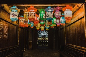 Lanternes colorées accrochées au plafond Photo 