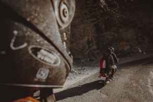 Dos personas viajan en moto en un camino de tierra Foto 
