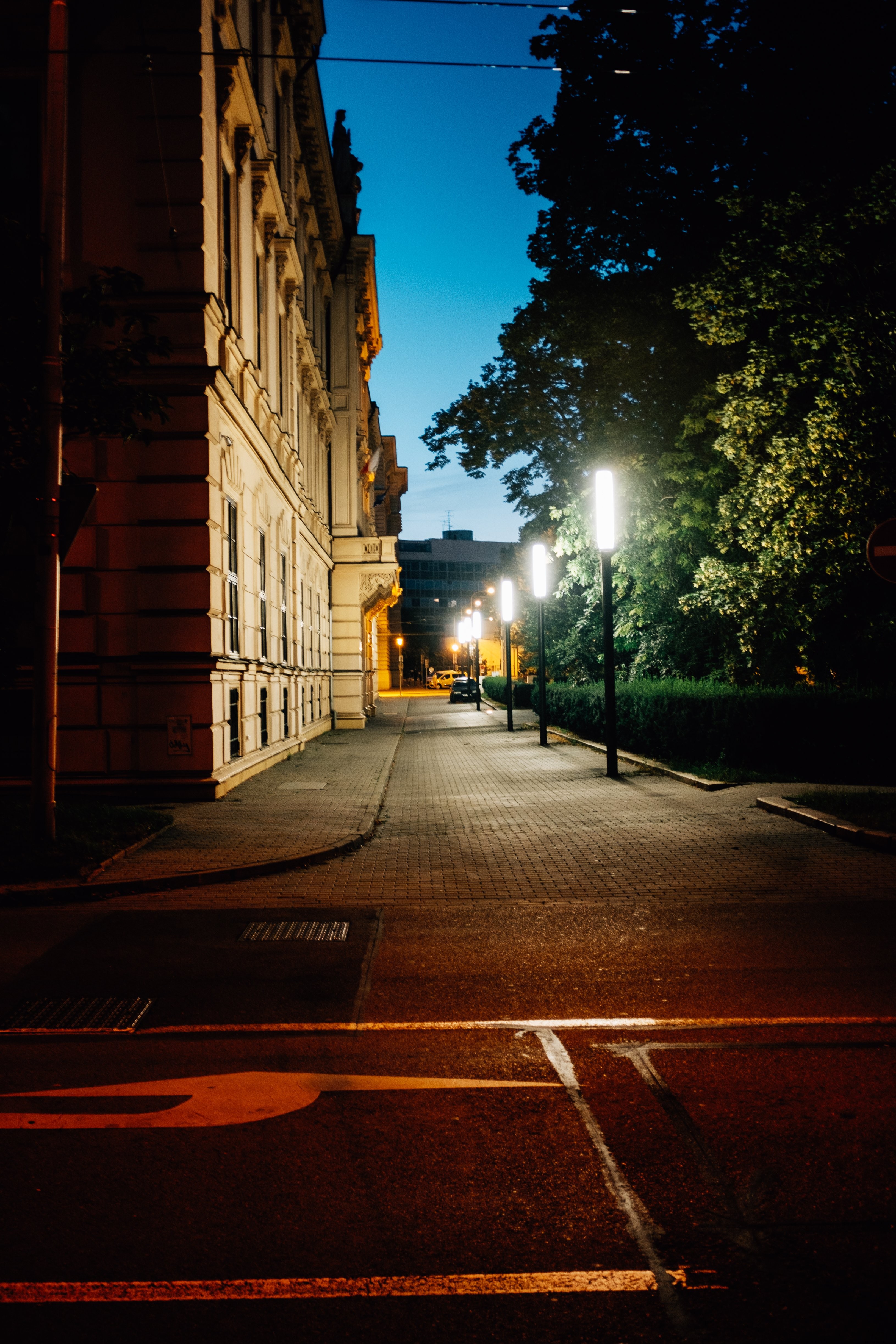 Foto de rua estreita à noite 