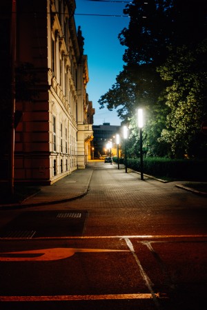 Foto di una strada stretta di notte 