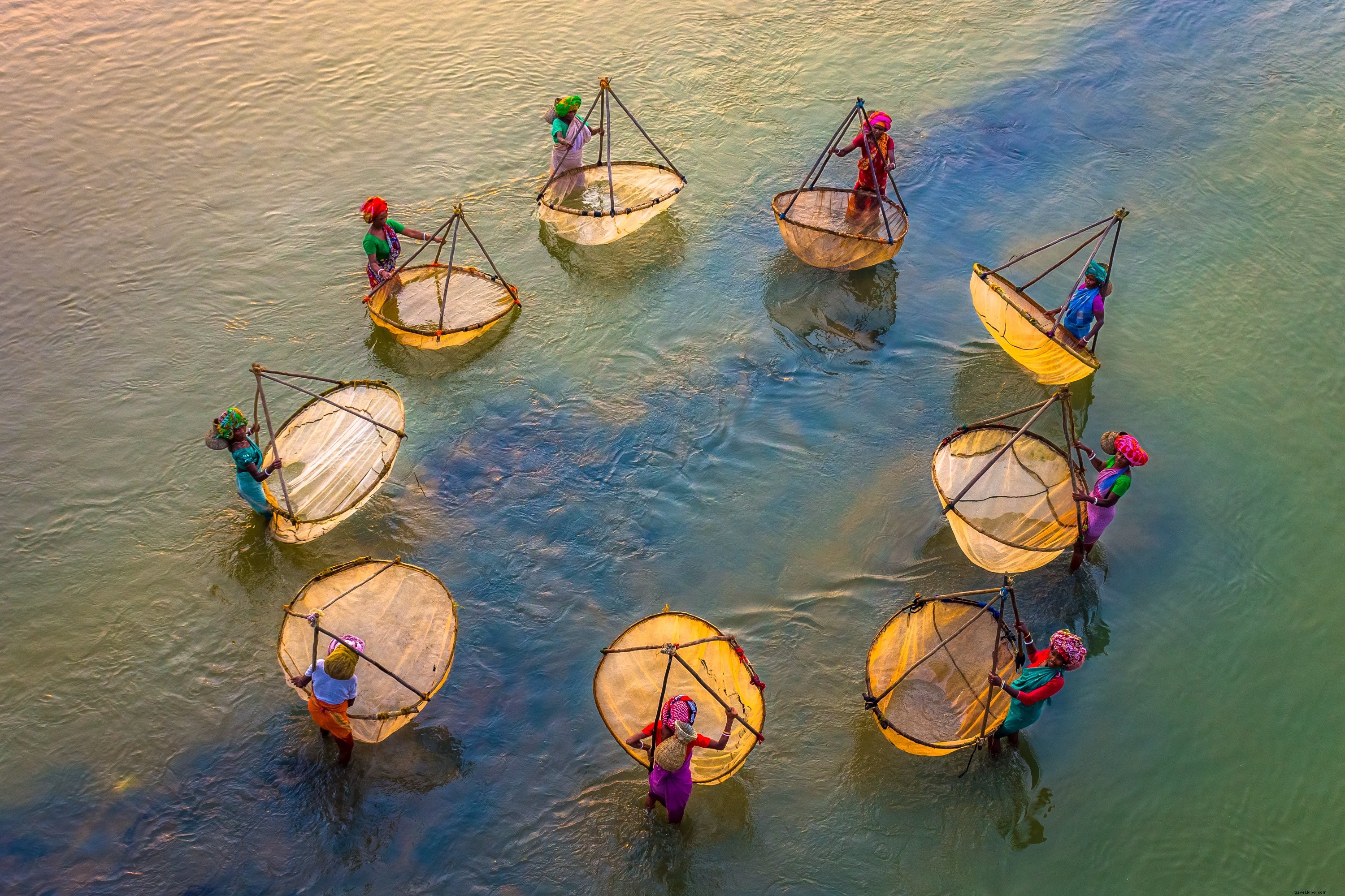 Foto aerea di persone in piedi in un cerchio nell acqua foto 