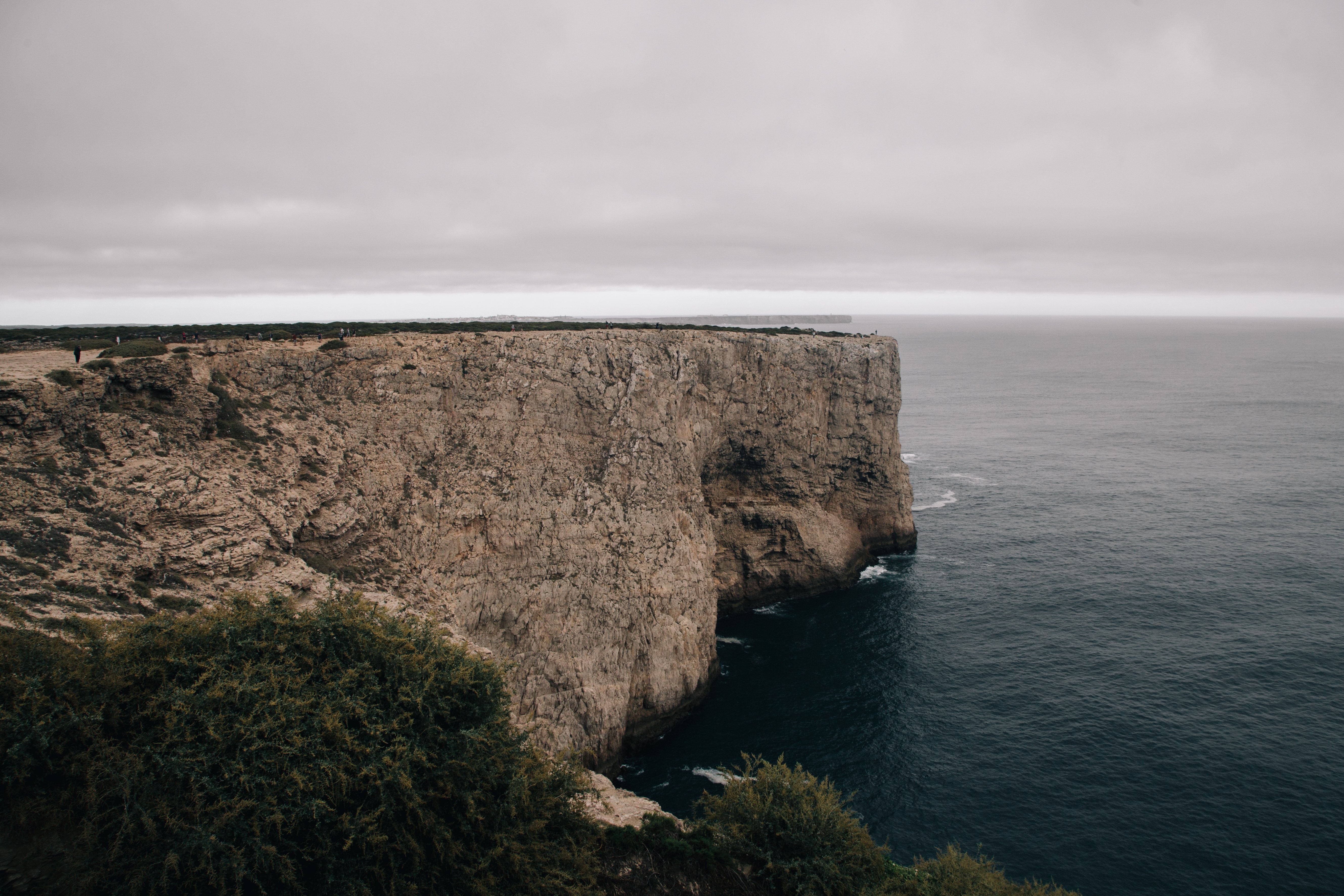 Un lungo altopiano roccioso si protende nel freddo mare grigio Foto 
