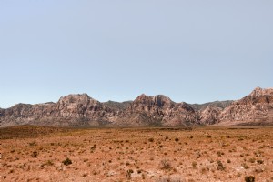 Foto de paisaje de hierba marrón con montañas rocosas 