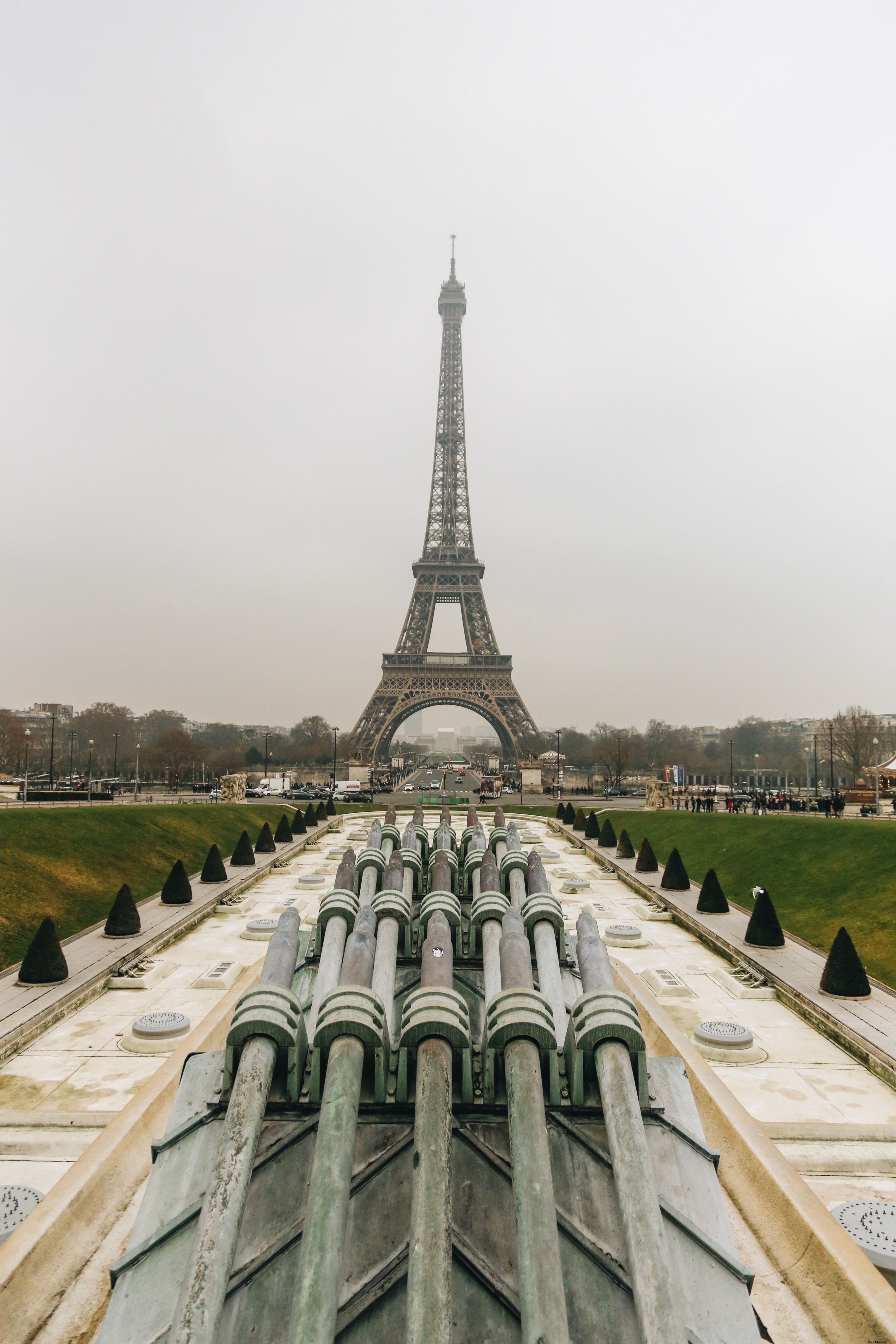 Foto da Torre Eiffel em dia nublado 