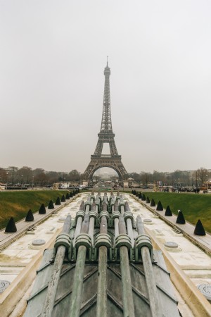 Foto de la Torre Eiffel en un día nublado 
