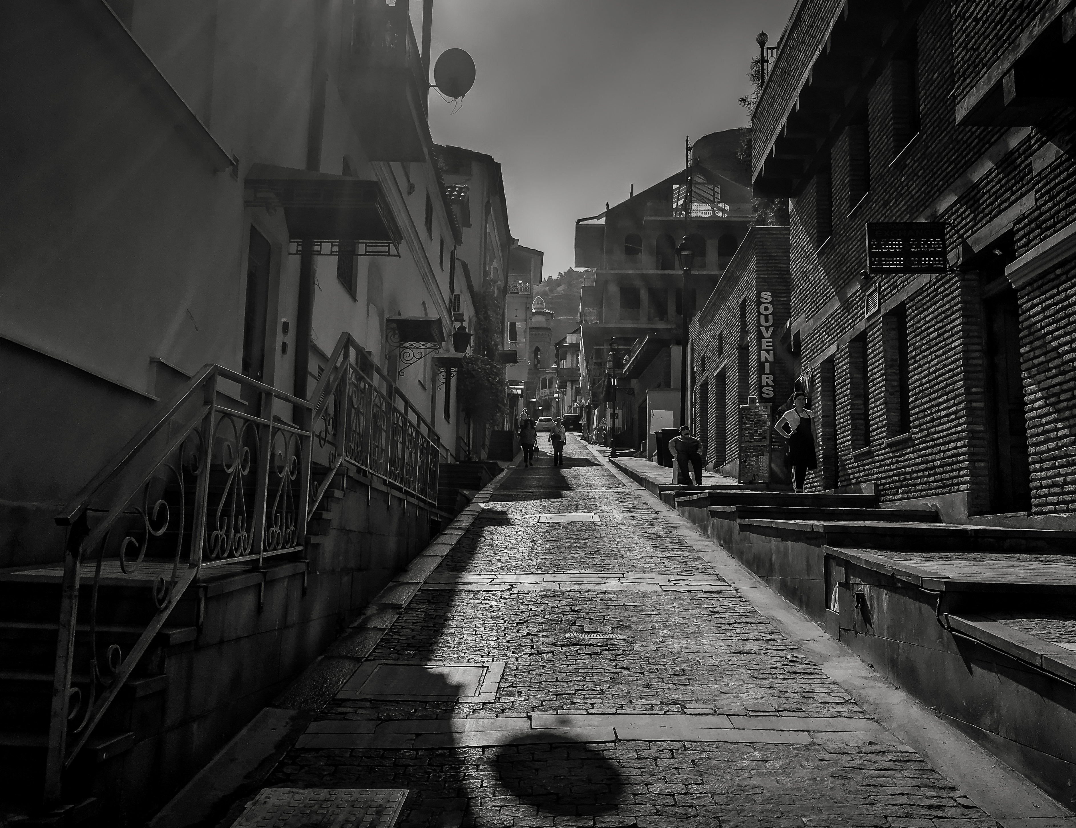 Estrechas calles adoquinadas en fotografía en blanco y negro 