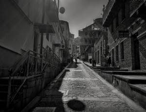 Estrechas calles adoquinadas en fotografía en blanco y negro 