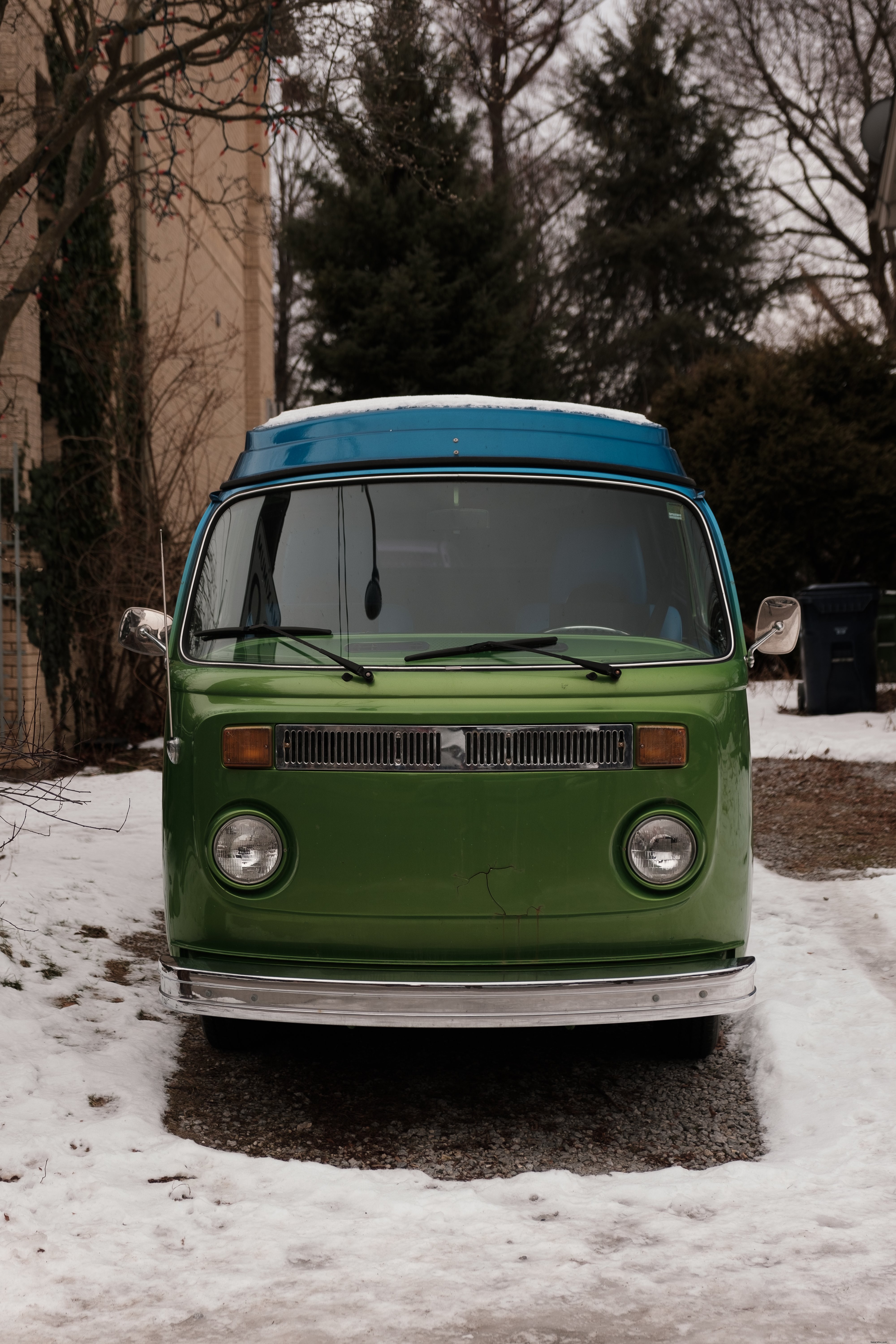 Vista frontale di un camper vintage parcheggiato foto 